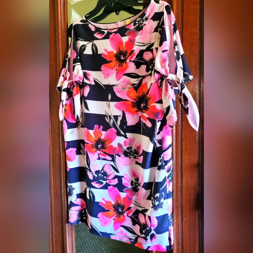Vince Camuto size 6 Dress